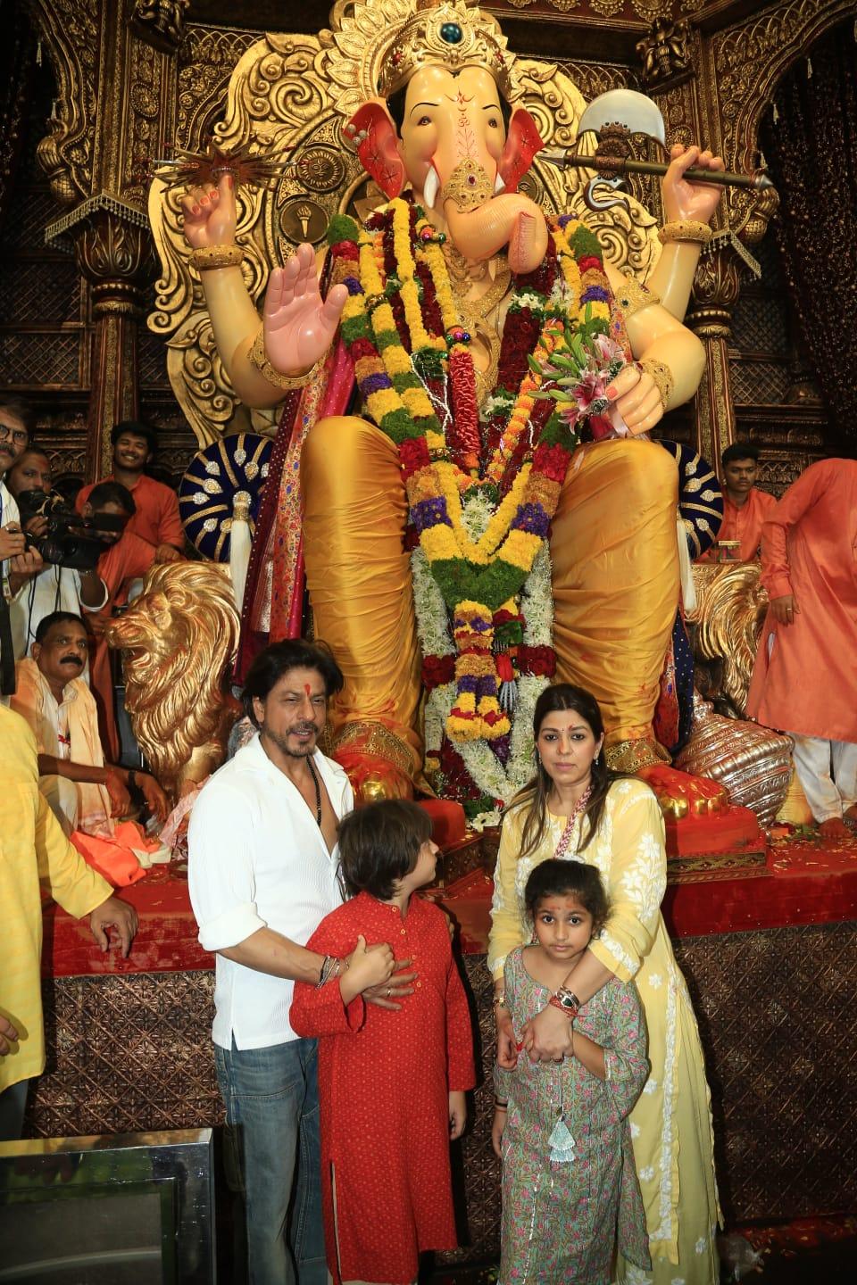 Shah Rukh Khan was seen arriving in a simple white t-shirt and denims and was being guided toward the massive Ganesh idol surrounded by security.